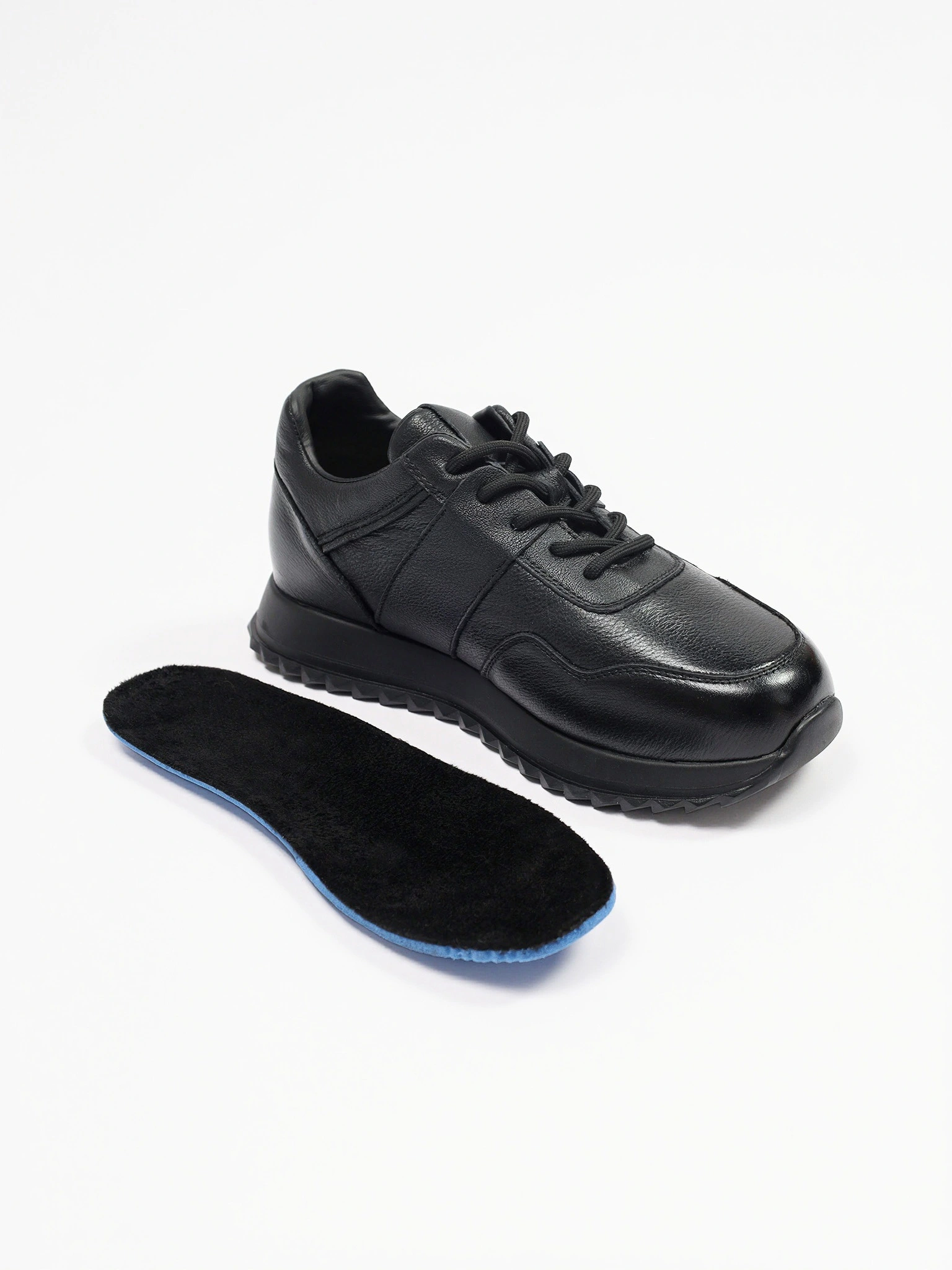 Кроссовки черного цвета на низкой рельефной подошве